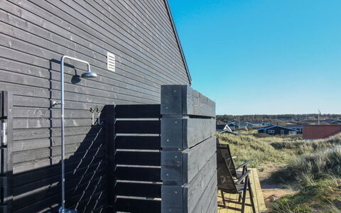 Auno - 140M from the Sea: Møbel, Indretning, Gulvbelægning, Træ, Etage, Loft, Trægulve, Stol, Bord, Belysning