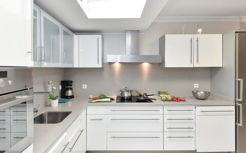 Mira Ii: Cabinetry, Countertop, Ejendom, Håndvask, Skuffe, Komfur, Bygning, Indretning, Køkkenvask, Køkken