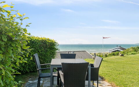 Annesette - 300M from the Sea: Møbel, Indretning, Gulvbelægning, Træ, Etage, Loft, Trægulve, Stol, Bord, Belysning