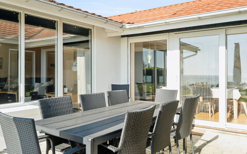 Annesette - 300M from the Sea: Møbel, Indretning, Gulvbelægning, Træ, Etage, Loft, Trægulve, Stol, Bord, Belysning