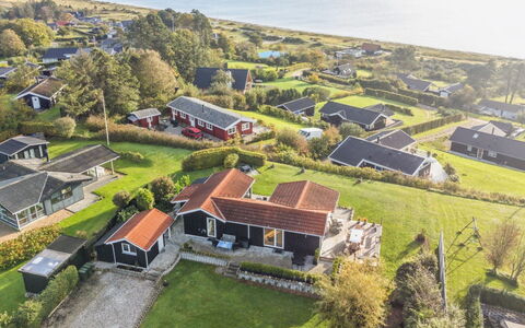 Annesette - 300M from the Sea: Møbel, Indretning, Gulvbelægning, Træ, Etage, Loft, Trægulve, Stol, Bord, Belysning