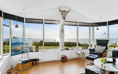 Annesette - 300M from the Sea: Møbel, Indretning, Gulvbelægning, Træ, Etage, Loft, Trægulve, Stol, Bord, Belysning