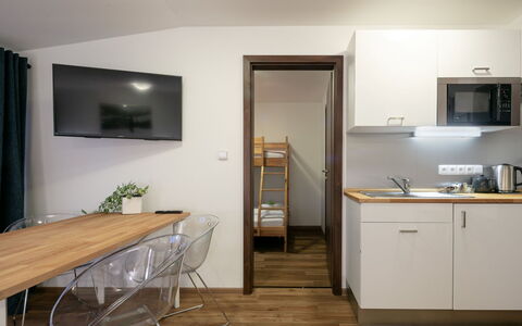 Janské Lázně 200: Møbel, Cabinetry, Bygning, Bord, Træ, Countertop, Gulvbelægning, Etage, Bejdse, Dør