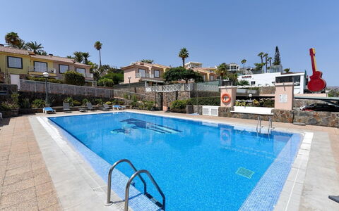 By Villagrancanaria: Vand, Himmel, Ejendom, Bygning, Svømmepøl, Plante, Træ, Udendørs Møbler, Hus, Stol