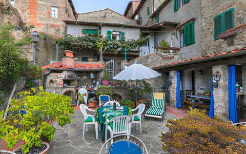 La Casa del Fale di Collodi: Hus, Busk, Blomsterkrukke, Have, Gårdsplads, Gård, Stueplante, Hacienda, Landscaping, Altan