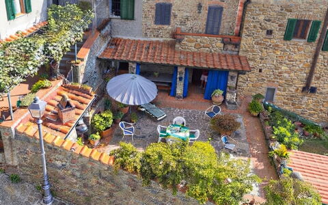 La Casa del Fale di Collodi: Væg, Blomsterkrukke, Stueplante, Mursten, Udendørs Møbler, Have, Gårdsplads, Gård, Stol, Udendørs Bord