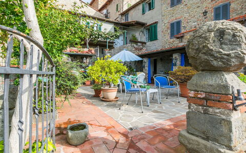 La Casa del Fale di Collodi: Møbel, Ejendom, Cabinetry, Billedramme, Vindue, Bygning, Komfort, Azure, Skuffe, Træ