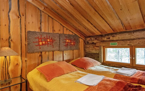 Saariselän Waskooli a: Træ, Sommerhus, Bjælkehytte, Skov, Skur, Garden Bygninger, Lærk, Woodland, Bejdse