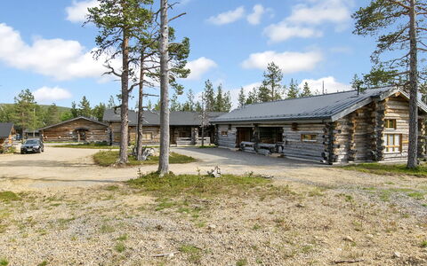 Saariselän Waskooli a: Træ, Sommerhus, Bjælkehytte, Skov, Skur, Garden Bygninger, Lærk, Woodland, Bejdse