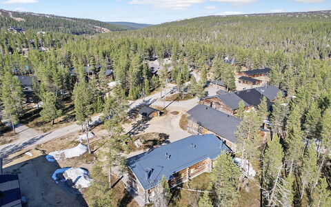 Saariselän Waskooli a: Træ, Sommerhus, Bjælkehytte, Skov, Skur, Garden Bygninger, Lærk, Woodland, Bejdse