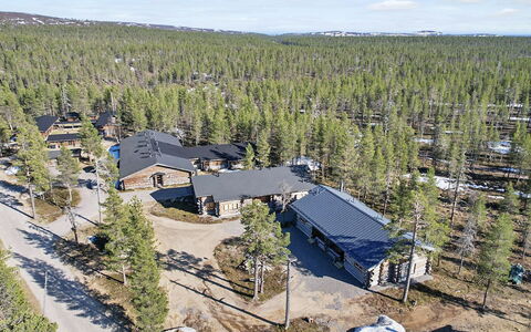 Saariselän Waskooli a: Træ, Sommerhus, Bjælkehytte, Skov, Skur, Garden Bygninger, Lærk, Woodland, Bejdse