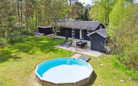 Esmer - 8Km from the Sea: Svømmepøl, Ferieby