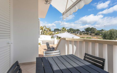 Marina di Pescoluse 651: Ejendom, Himmel, Møbel, Bygning, Sky, Skygge, Træ, Stol, Hus, Etage