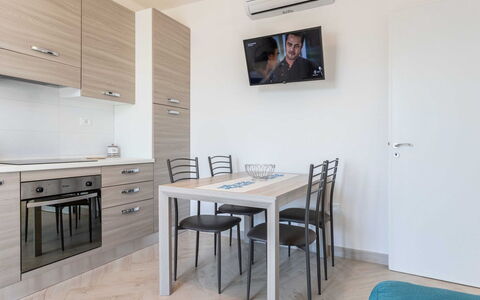 Marina di Pescoluse 651: Bord, Møbel, Cabinetry, Stol, Bygning, Træ, Belysning, Indretning, Køkken & Spisebord, Countertop