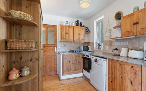 Hůrka: Træ, Møbel, Cabinetry, Køkken, Skab, Indretning, Countertop, Hjem, Skuffe, Bejdse