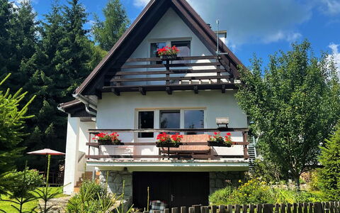 Hůrka: Sky, Plante, Himmel, Ejendom, Bygning, Vindue, Træ, Hegn, Hus, Blomst