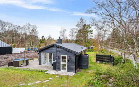 Elizabeta - 175M from the Sea: Møbel, Couch, Indretning, Gulvbelægning, Stue, Etage, Throw Pillow, Værelse, Pude