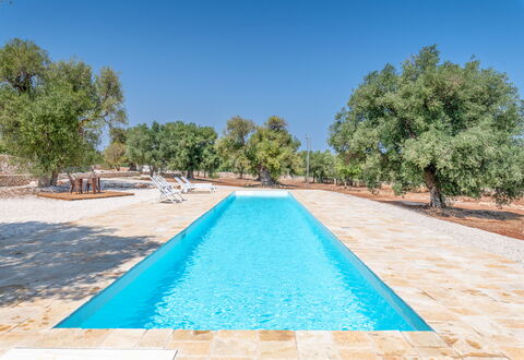 Casa Di Veronica: Vand, Himmel, Svømmepøl, Azure, Træ, Skygge, Krop Af Vand, Plante, Fritid, Græs