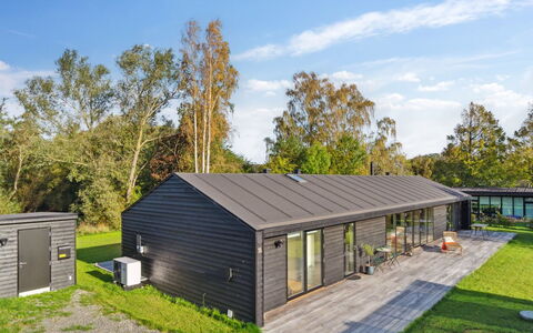 Tessa - 1.6Km from the Sea: Træ, Møbel, Lejlighed, Værelse, Loft, Bejdse, Stol, Hårdttræ, Klarlak, Tømmer