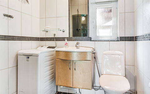 Nedre Gärdsjö: Sanitærarmatur, Spejl, Ejendom, Håndvask, Cabinetry, Tap, Badeværelse, Purple, Indretning, Arkitektur