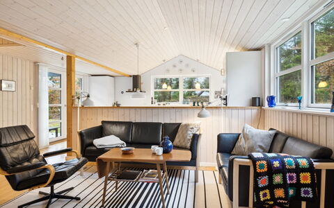 Stillfrieda - 150M from the Sea: Indretning, Møbel, Gulvbelægning, Træ, Couch, Etage, Loft, Stue, Trægulve, Hjem