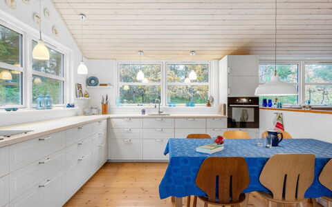 Stillfrieda - 150M from the Sea: Træ, Gulvbelægning, Indretning, Køkken, Loft, Countertop, Hjem, Etage, Møbel, Trægulve