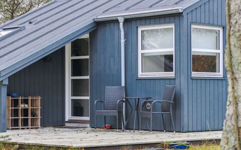 Stillfrieda - 150M from the Sea: Møbel, Indretning, Gulvbelægning, Træ, Etage, Loft, Trægulve, Stol, Bord, Belysning