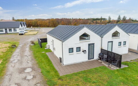 Helemine - 400M from the Sea: Loft, Gulvbelægning, Indretning, Etage, Kompositmateriale, Møbel, Udvej, Hotel, Design, Dagslys