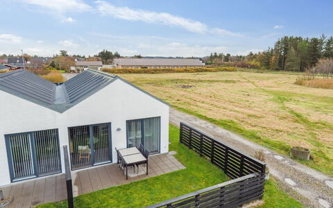 Helemine - 400M from the Sea: Loft, Gulvbelægning, Indretning, Etage, Kompositmateriale, Møbel, Udvej, Hotel, Design, Dagslys