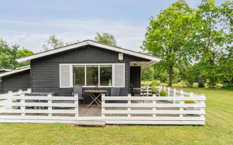 Ristana - 200M from the Sea: Tag, Hjem, Dør, Sommerhus, Skygge, Sidespor, Gård, Estate, Backyard