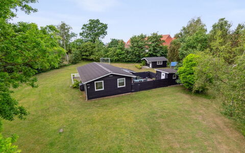 Ristana - 200M from the Sea: Tag, Hjem, Dør, Sommerhus, Skygge, Sidespor, Gård, Estate, Backyard
