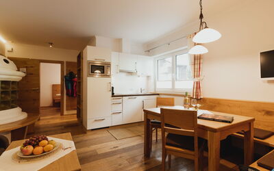 3 Raum Typ Ahornstein 200.3: Bord, Møbel, Cabinetry, Countertop, Træ, Køkken, Indretning, Gulvbelægning, Mad, Etage