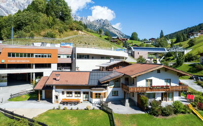 Max. 8 Personen 200.7: Himmel, Plante, Sky, Bygning, Ejendom, Bjerg, Natur, Træ, Hus, Urban Design