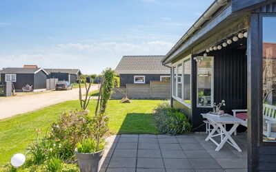Elisabeta - 60M from the Sea