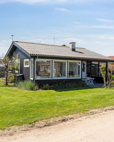 Elisabeta - 60M from the Sea
