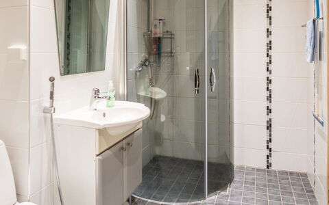 Vuokatin Tähti: Badeværelse, Sanitærarmatur, Gulvbelægning, Indretning, Toilet, Toiletbræt, Etage, Badeværelsesvask, Håndvask, Tap