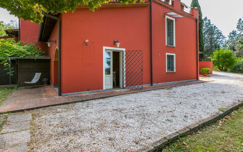 Casale Il Poggio: Himmel, Bygning, Plante, Træ, Bjerg, Land Lot, Urban Design, Landskab, Ejendom, Facade