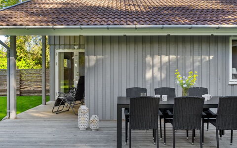 Uolevi - 1.3Km from the Sea: Træ, Tag, Arkitektur, Hjem, Hus, Sommerhus, Sidespor, Hårdttræ, Hældning, Estate
