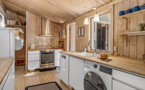Thrineke - 600M from the Sea: Træ, Indretning, Gulvbelægning, Loft, Køkken, Countertop, Etage, Større Bandage, Værelse, Møbel