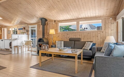 Thrineke - 600M from the Sea: Træ, Loft, Indretning, Møbel, Gulvbelægning, Etage, Hjem, Trægulve, Værelse, Stue