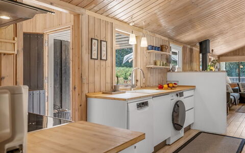 Thrineke - 600M from the Sea: Træ, Gulvbelægning, Indretning, Loft, Etage, Større Bandage, Køkken, Countertop, Møbel, Værelse