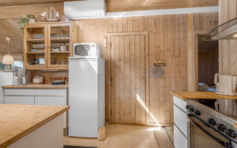Thrineke - 600M from the Sea: Køkken, Møbel, Træ, Køkken Apparat, Større Bandage, Gulvbelægning, Indretning, Countertop, Loft, Cabinetry