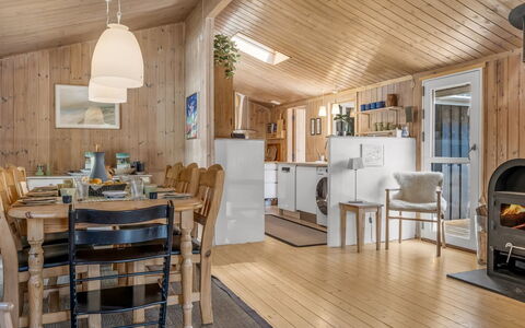 Thrineke - 600M from the Sea: Træ, Loft, Hjem, Møbel, Sommerhus, Hårdttræ, Værelse, Bjælkehytte, Planke, Stue