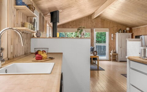 Thrineke - 600M from the Sea: Køkken, Countertop, Træ, Gulvbelægning, Indretning, Møbel, Loft, Etage, Sanitærarmatur, Køkken Apparat