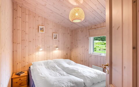 Thrineke - 600M from the Sea: Træ, Soveværelse, Seng, Hjem, Loft, Sengetøj, Sengetøj, Indretning, Bed Frame, Hårdttræ