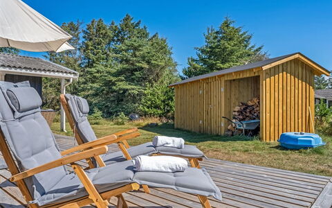 Thrineke - 600M from the Sea: Træ, Hårdttræ, Udendørs Møbler, Planke, Have, Stol, Eco Hotel, Bejdse, Dæk, Skygge