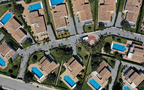 Villas Finesse Type 1: Himmel, Vand, Bygning, Ejendom, Plante, Azure, Svømmepøl, Sky, Fritid, Vindue