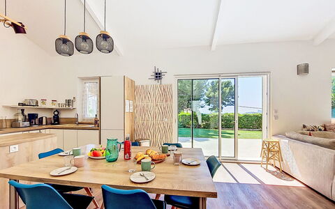 Le Grand Pin: Møbel, Indretning, Gulvbelægning, Træ, Køkken & Spisebord, Stol, Bord, Spisestue, Etage, Loft