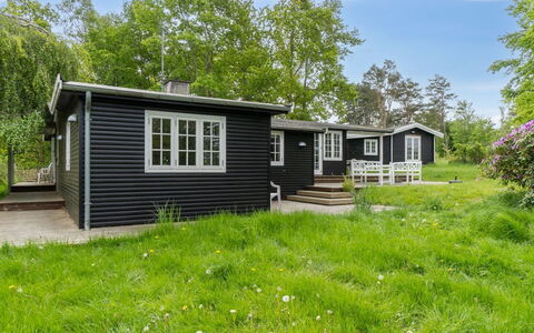 Rami - 2Km from the Sea: Træ, Tag, Arkitektur, Hjem, Hus, Sommerhus, Sidespor, Hårdttræ, Hældning, Estate