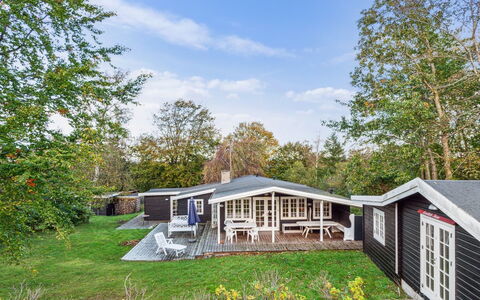 Rami - 2Km from the Sea: Træ, Tag, Arkitektur, Hjem, Hus, Sommerhus, Sidespor, Hårdttræ, Hældning, Estate